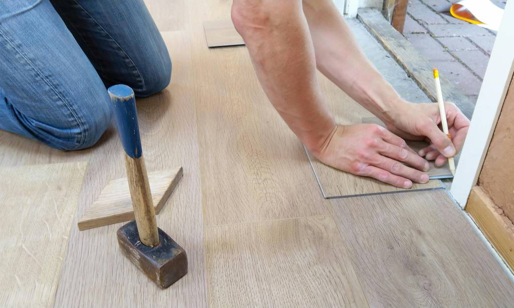 Poser des lames PVC clipsables sur du carrelage : est-ce une bonne idée ?